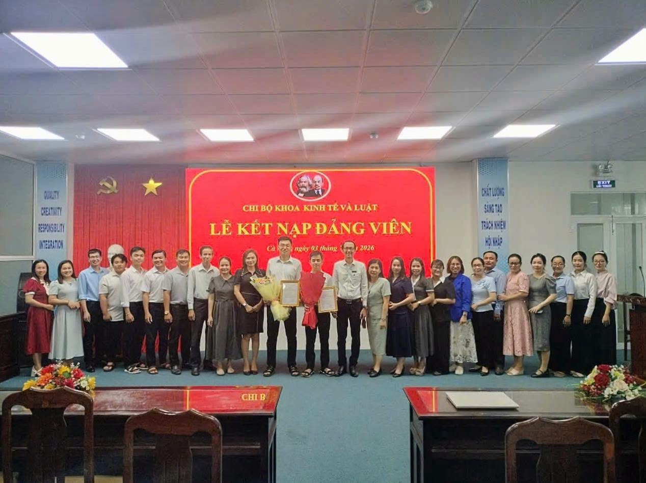 CHI BỘ KHOA KINH TẾ VÀ LUẬT TỔ CHỨC LỄ KẾT NẠP ĐẢNG VIÊN MỚI